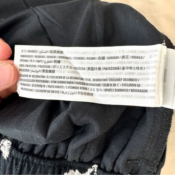 Abercrombie & Fitch Women's Size Large NWT Black White Embroidered Floral Short - Picture 10 of 13